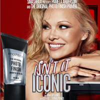 Isn’t It Iconic? Pamela Anderson spojila síly se značkou Smashbox